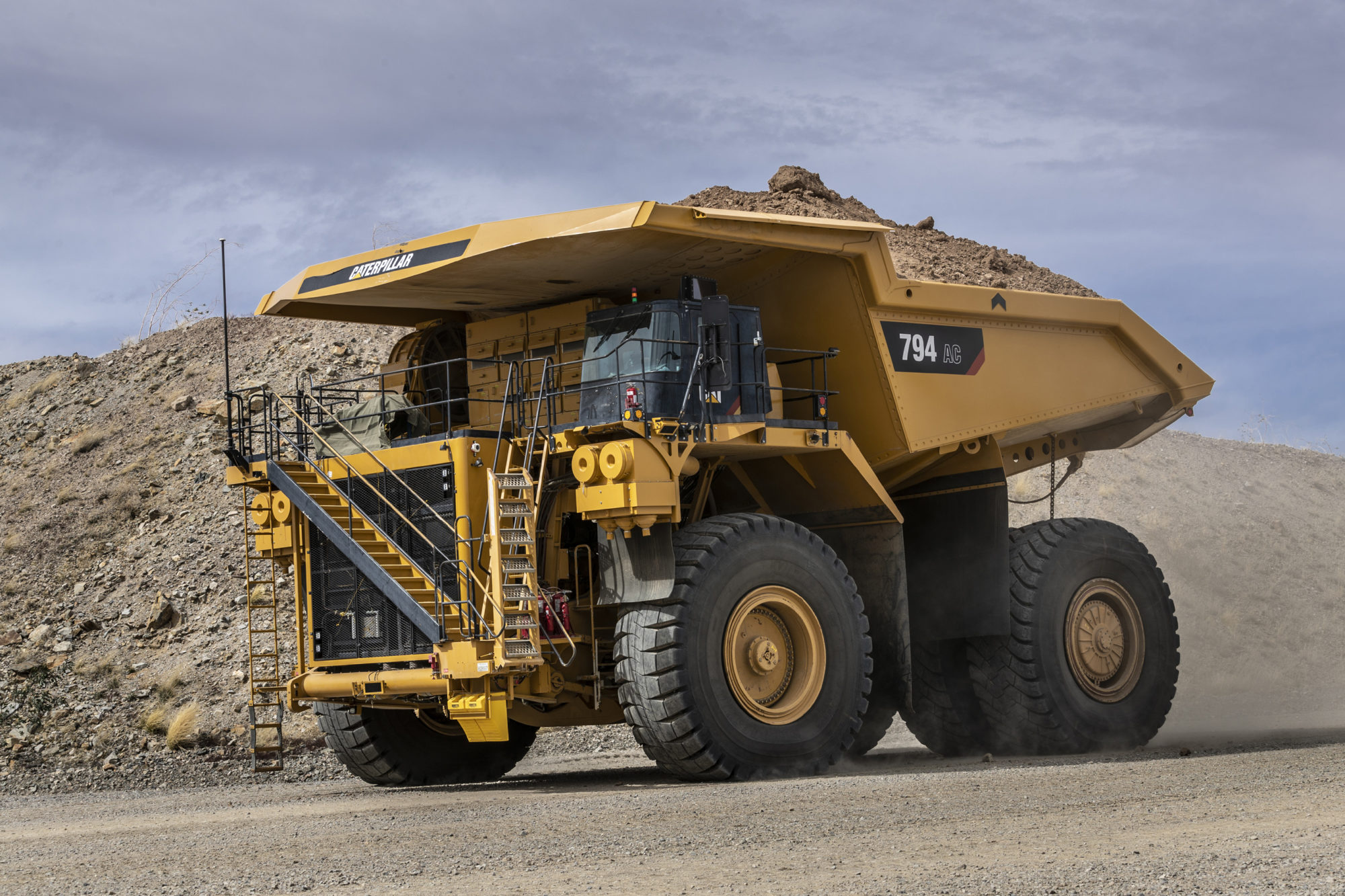 Camión minero Caterpillar 794 AC Tier 4 Final en pruebas de mina
